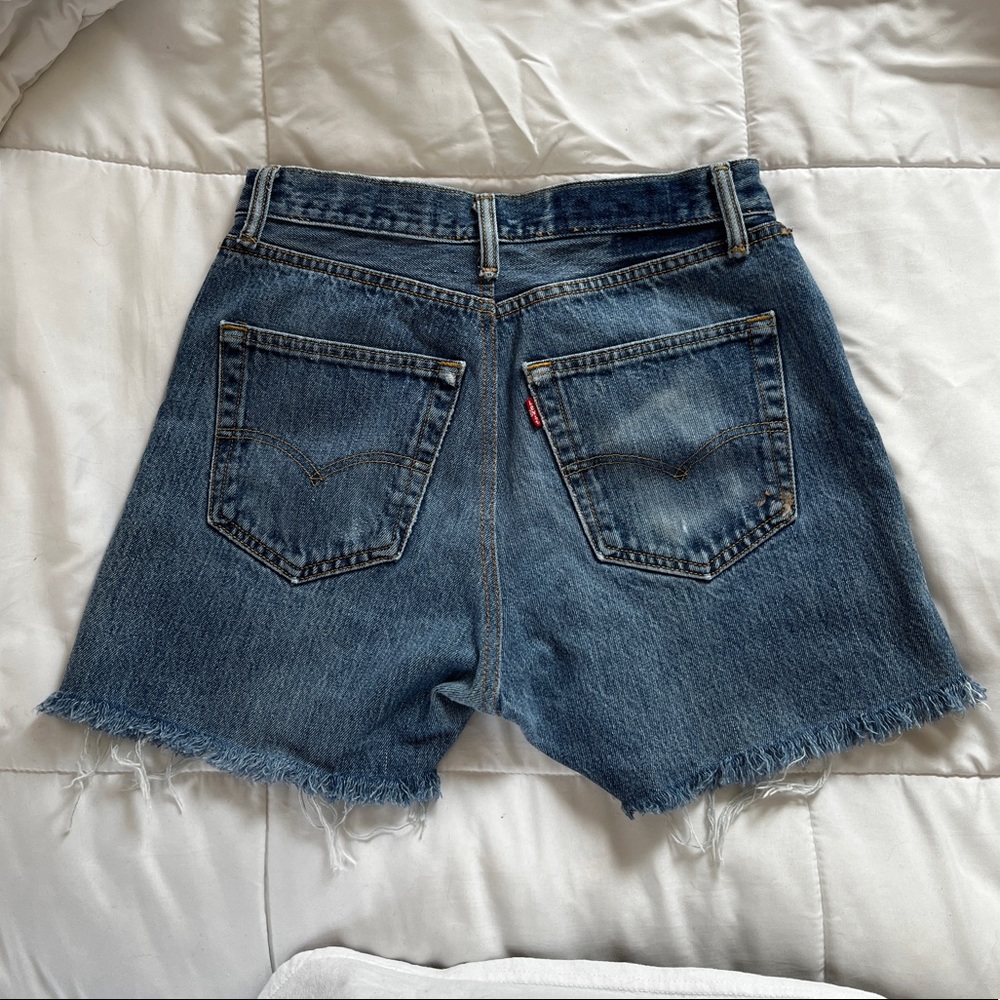 Super cute vintage Levi shorts size 4/28 - Picture 2 of 4